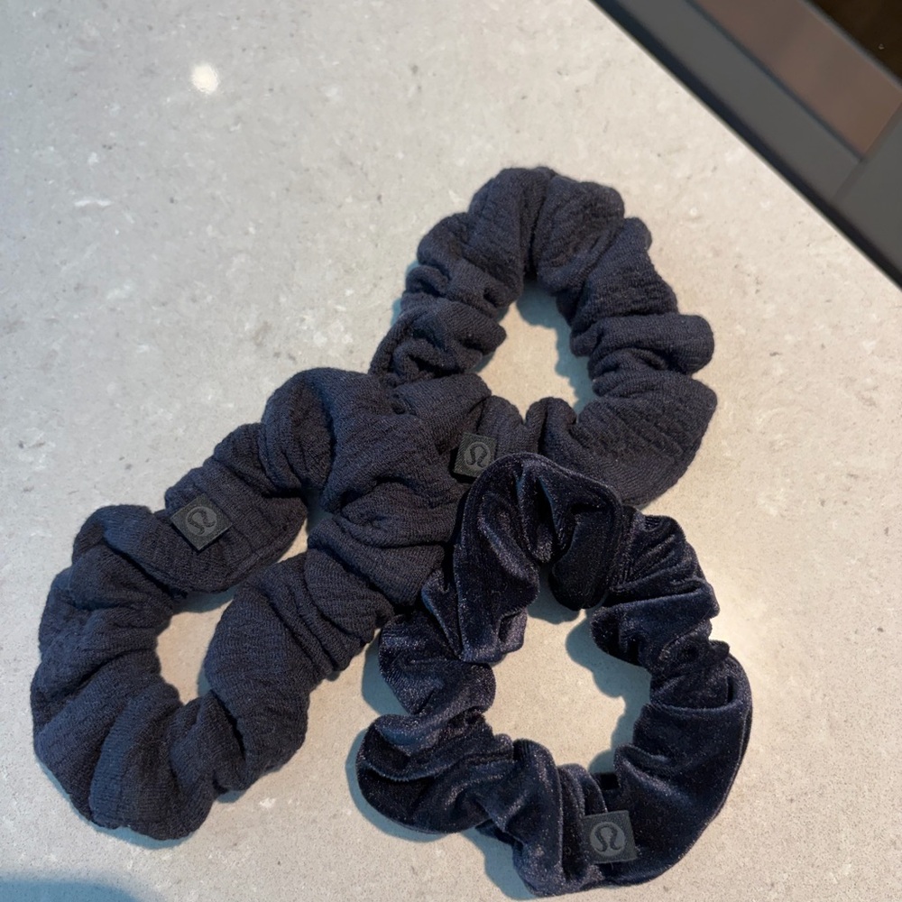 lululemon athletica Black Hair Scrunchies (3)